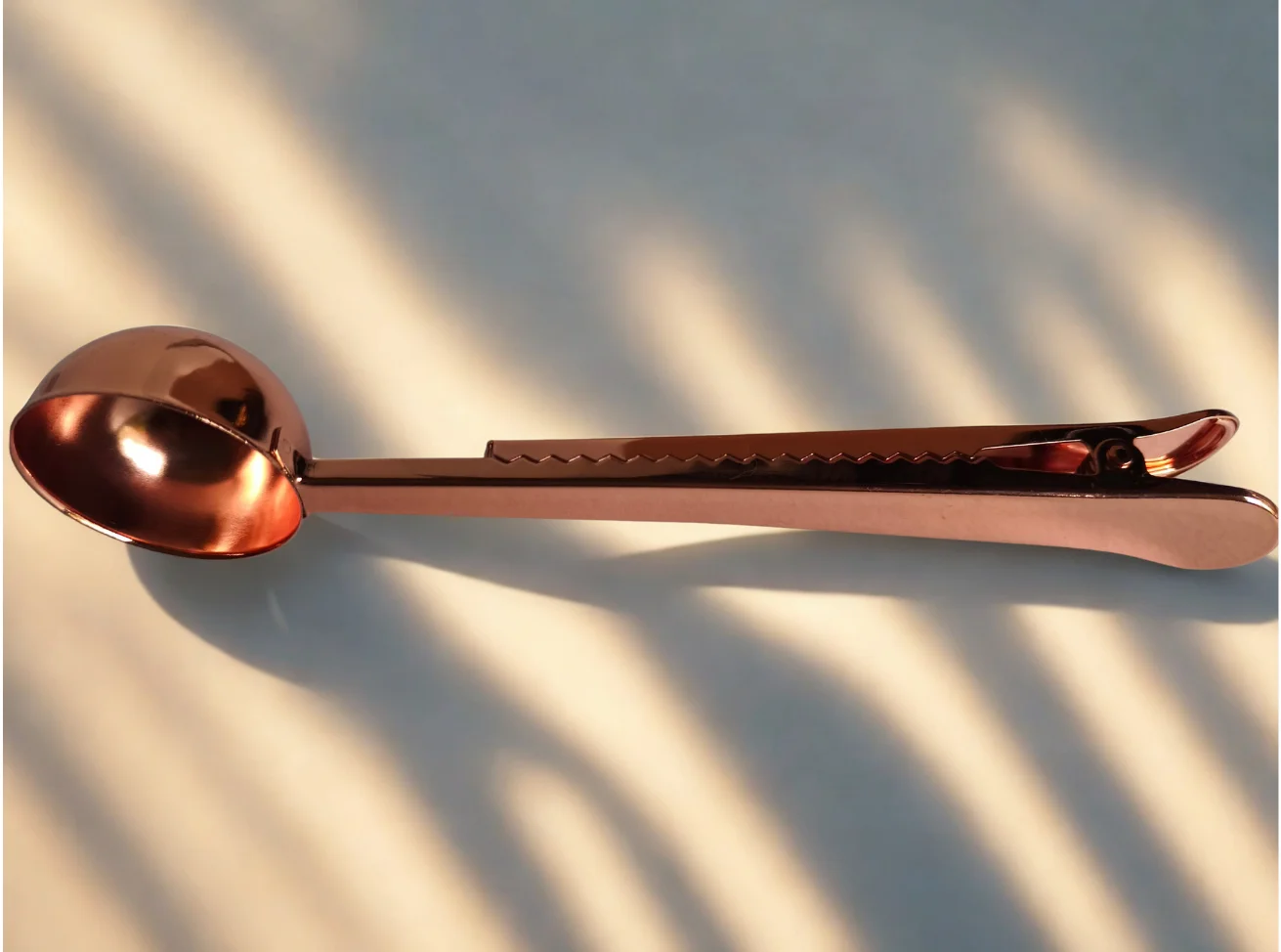 imagen de cuchara pinza café color rosa dorado