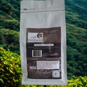 imagen de café ensoñación gourmet tostado en grano con paisaje al fondo